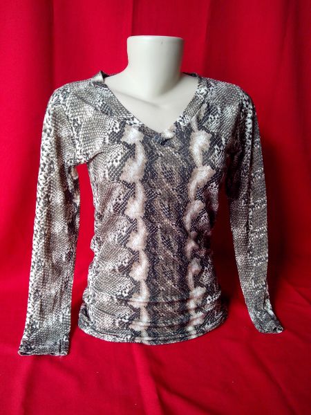 Blusa manga comprida estampa de cobra