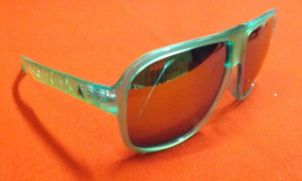Oculos Verde, estilo Absurda